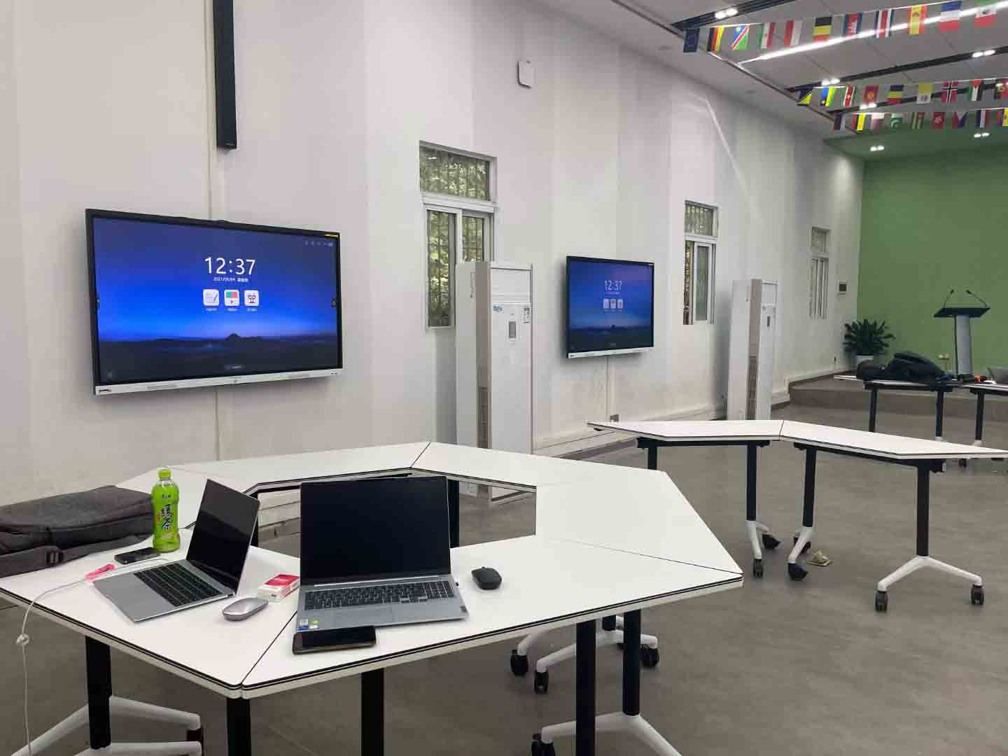 智能午夜视频APP污下载不仅仅用于会议室，还能用于教育、设计