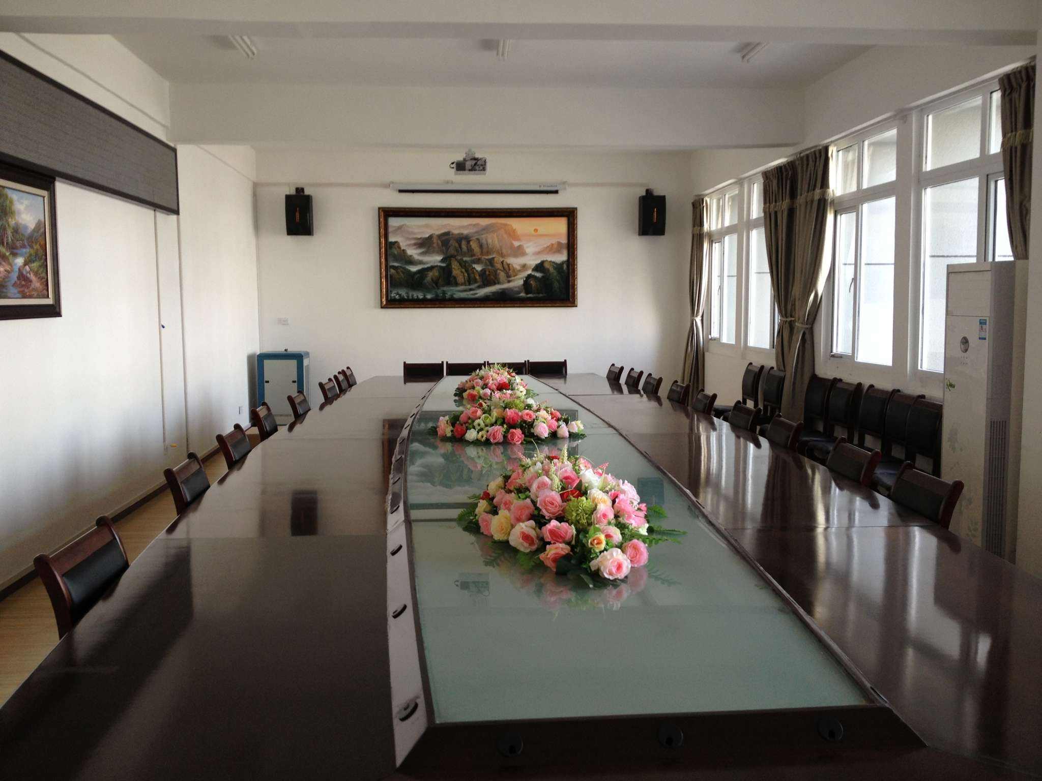 为什么说午夜视频APP污下载一体机是未来会议办公新方向？
